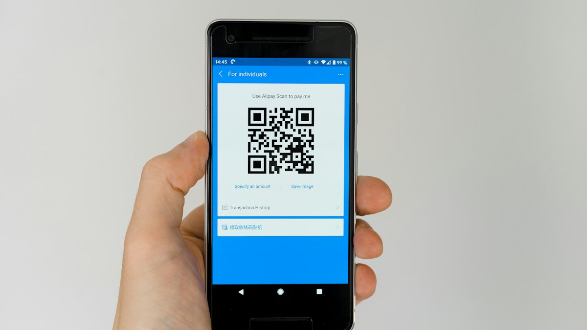 Smartphone affichant un QR code