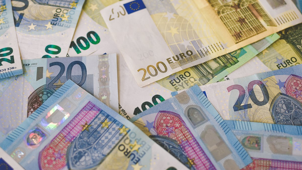 Calculatrice et billets en euros sur un bureau