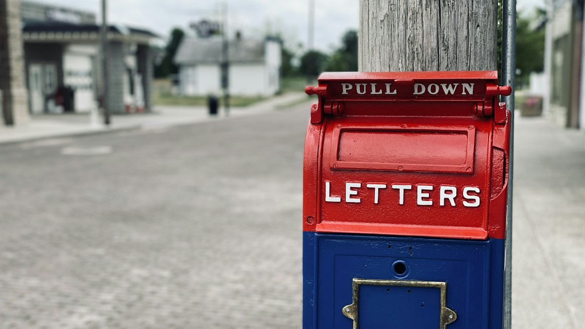 Rangée de boîtes aux lettres